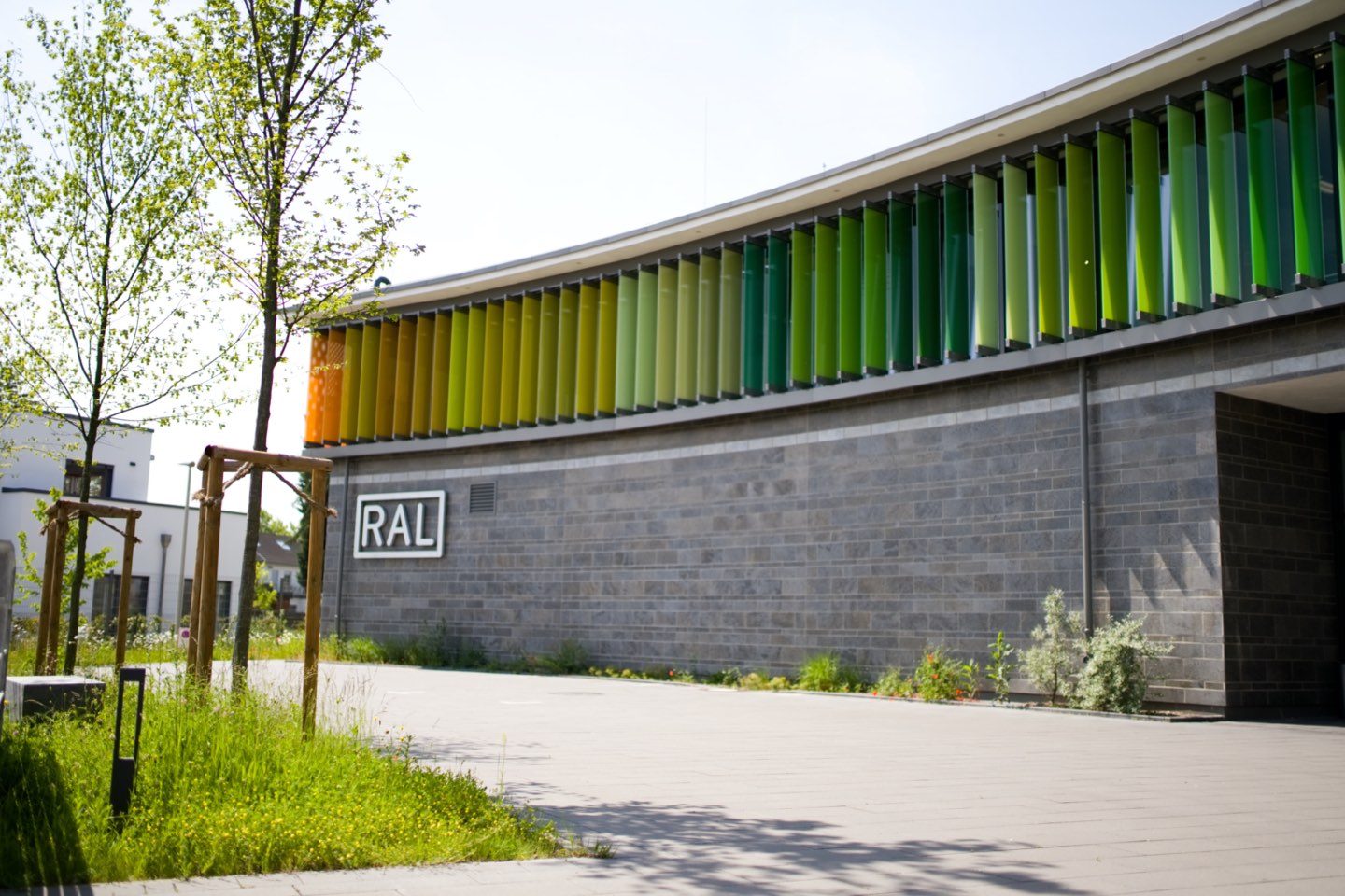 RAL Gebäude in Bonn mit Farbband und Logoschriftzug