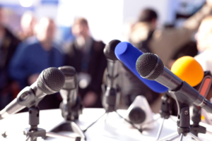 Nahaufnahme von Mikrofonen einer Pressekonferenz