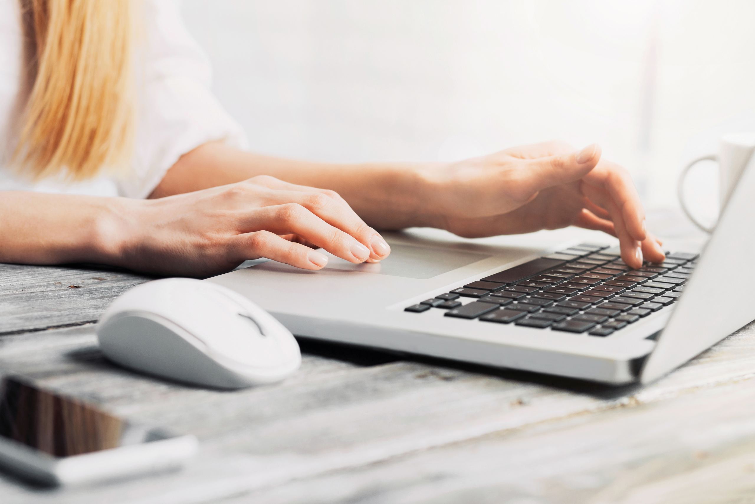 Nahaufnahme einer Hand auf einer Laptop-Tastatur