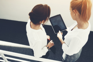 Zwei Frauen betrachten ein Tablet