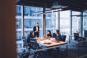 Gruppenbesprechung in einem modernen Büro