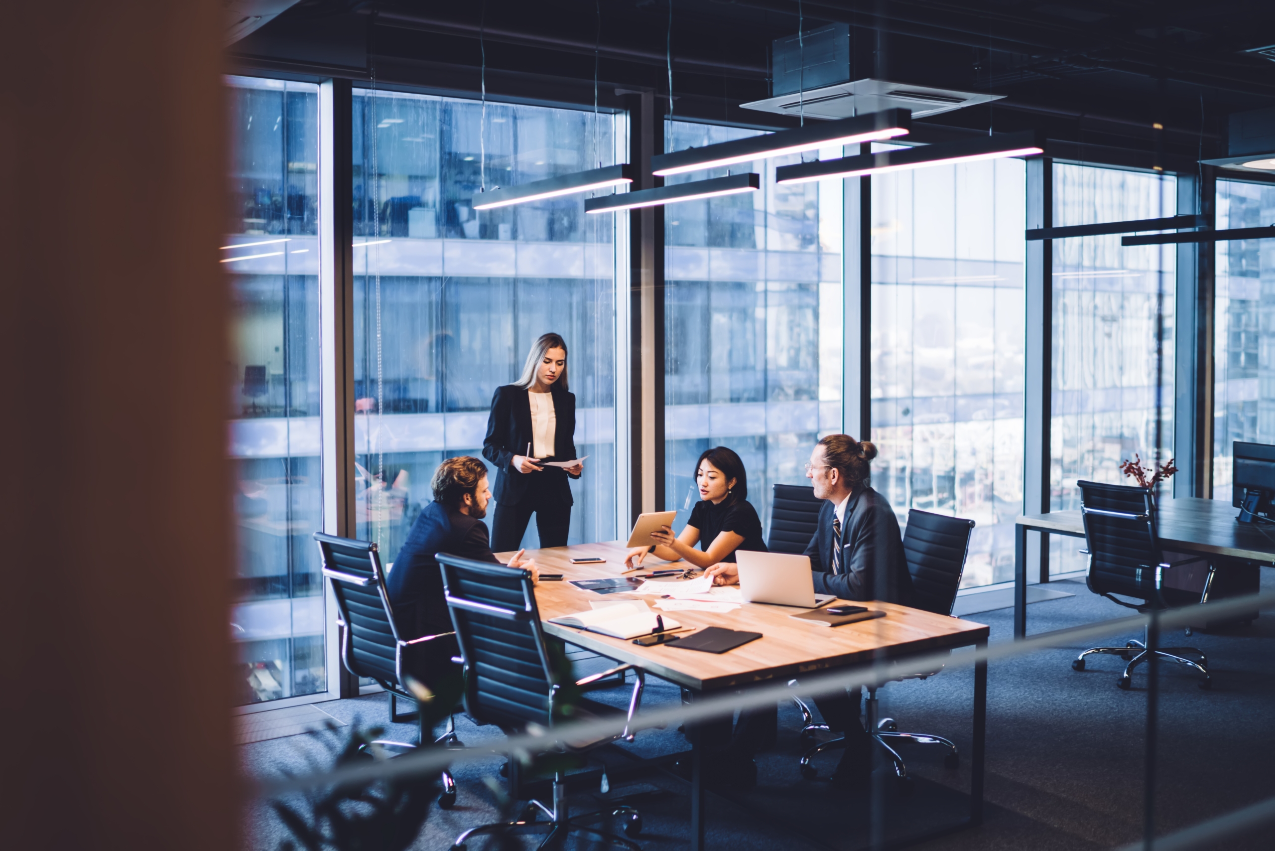 Gruppenbesprechung in einem modernen Büro