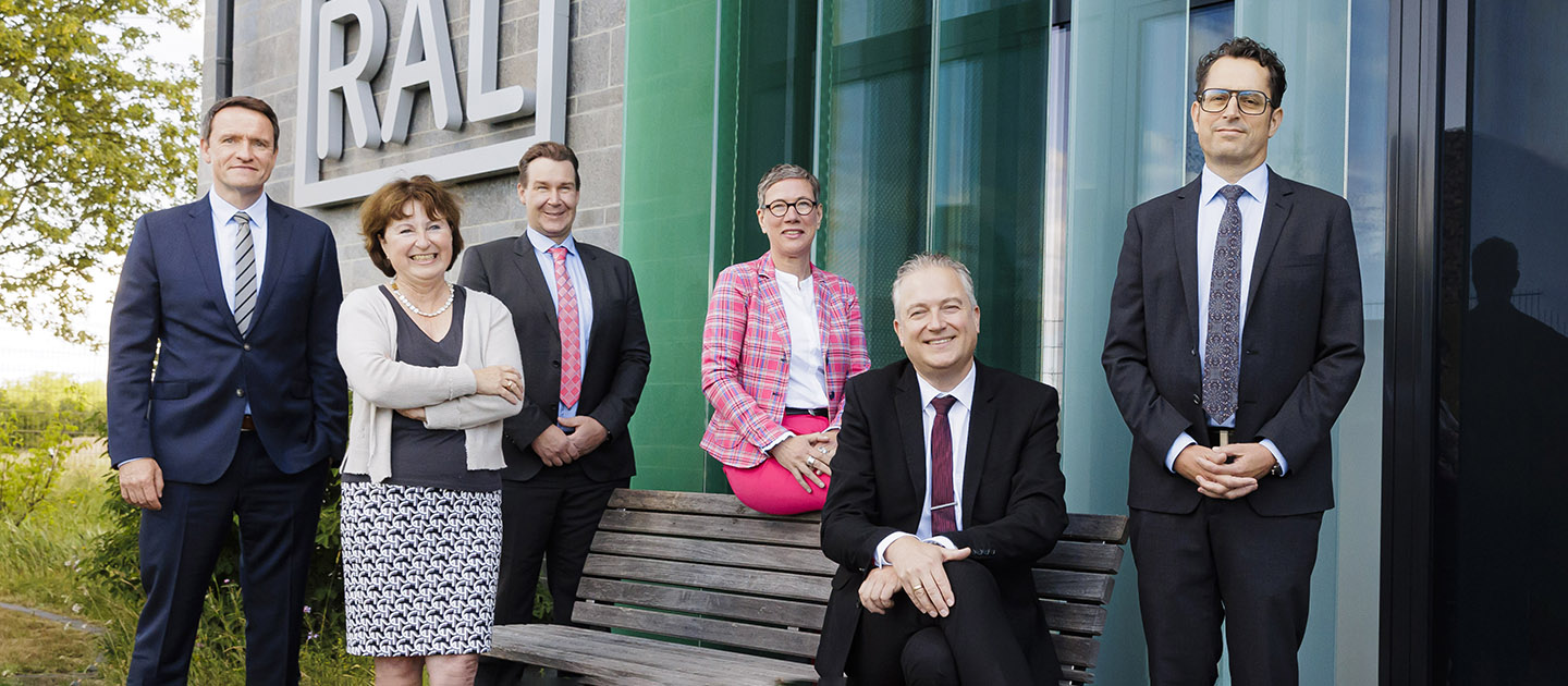 Das RAL Präsidium auf einem Gruppenfoto vor dem RAL Gebäude.