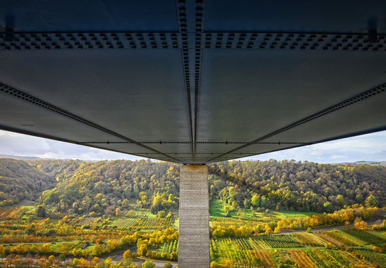 Autobahnbrücke von unten