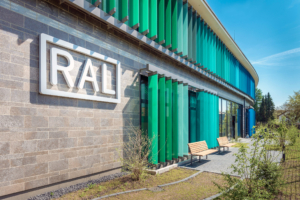 RAL Logo an der Fassade des RAL Gebäudes in Bonn