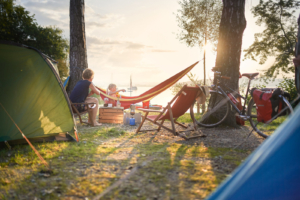 Zwei Personen beim Camping mit Sonnenuntergang