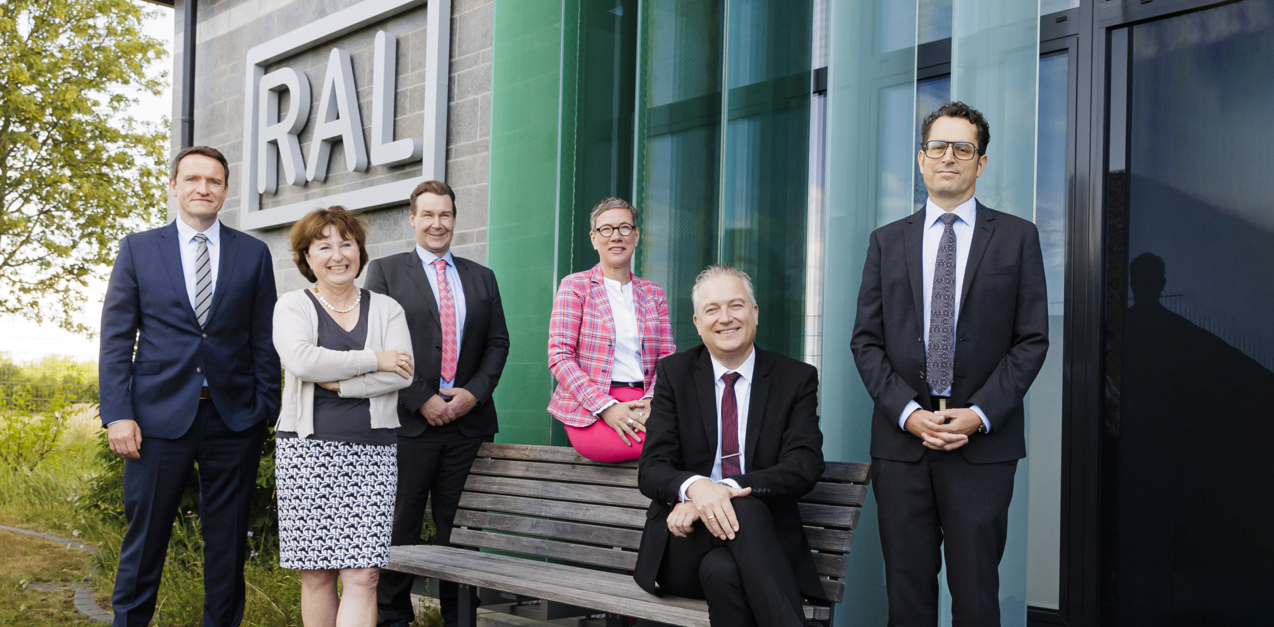 Das RAL Präsidium auf einem Gruppenfoto vor dem RAL Gebäude.