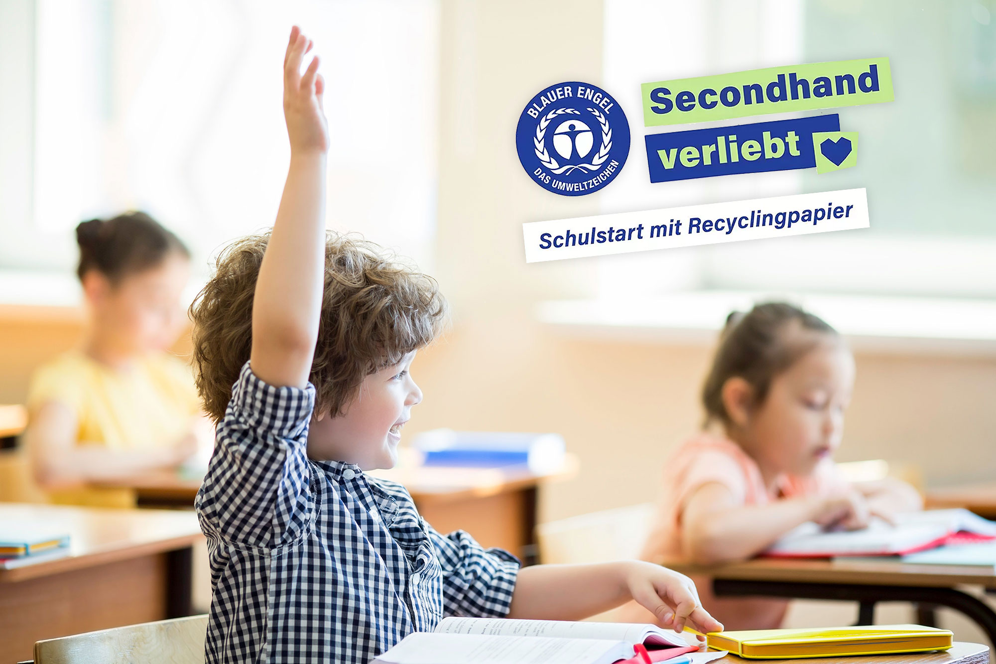 Kind in der Schule meldet sich + Logo zum Schulstart Blauer Engel