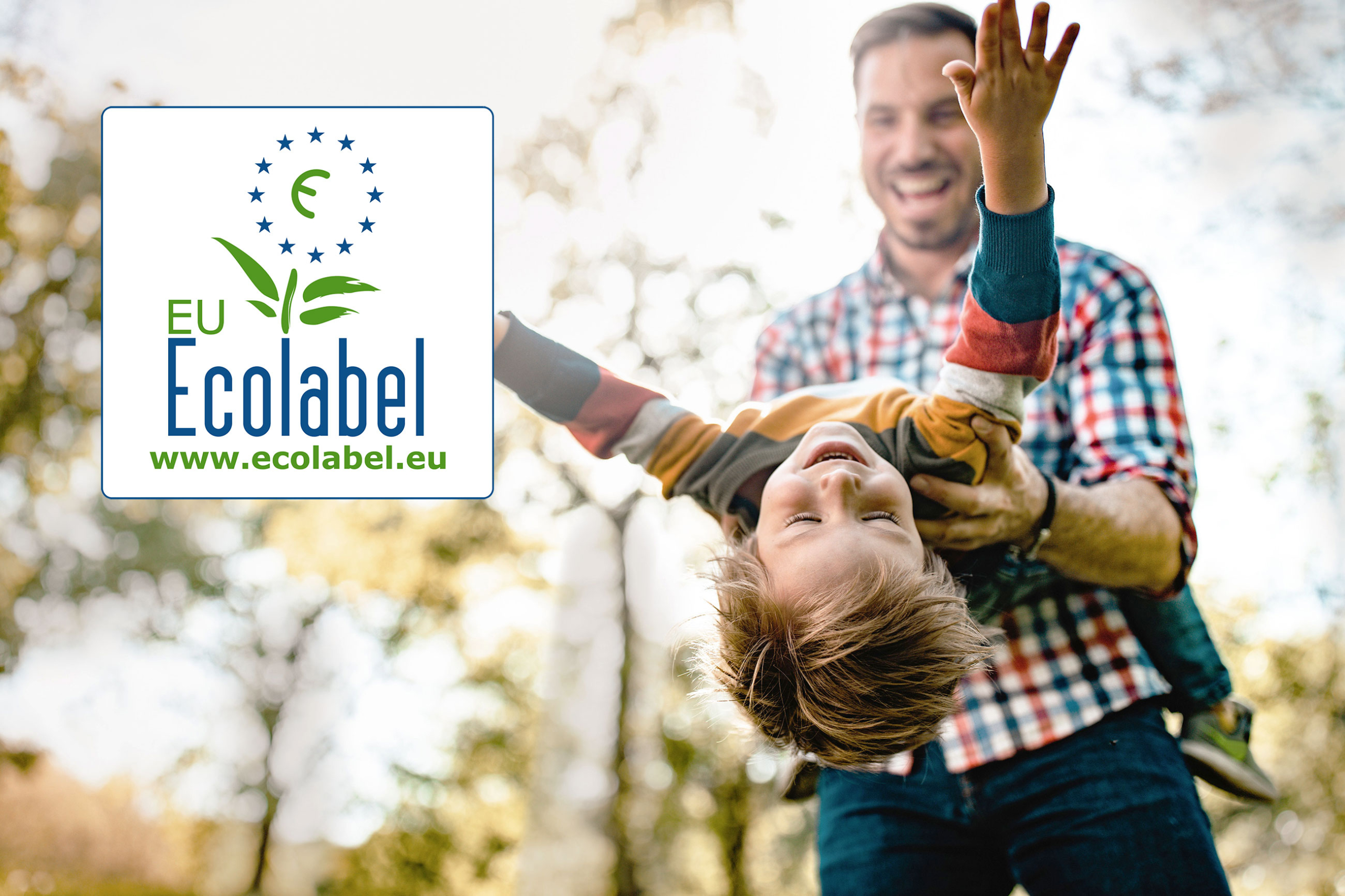 Vater mit Sohn beim Spielen. Im Vordergrund das Logo EU Ecolabel