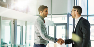 Zwei Männer Handschlag im Büro