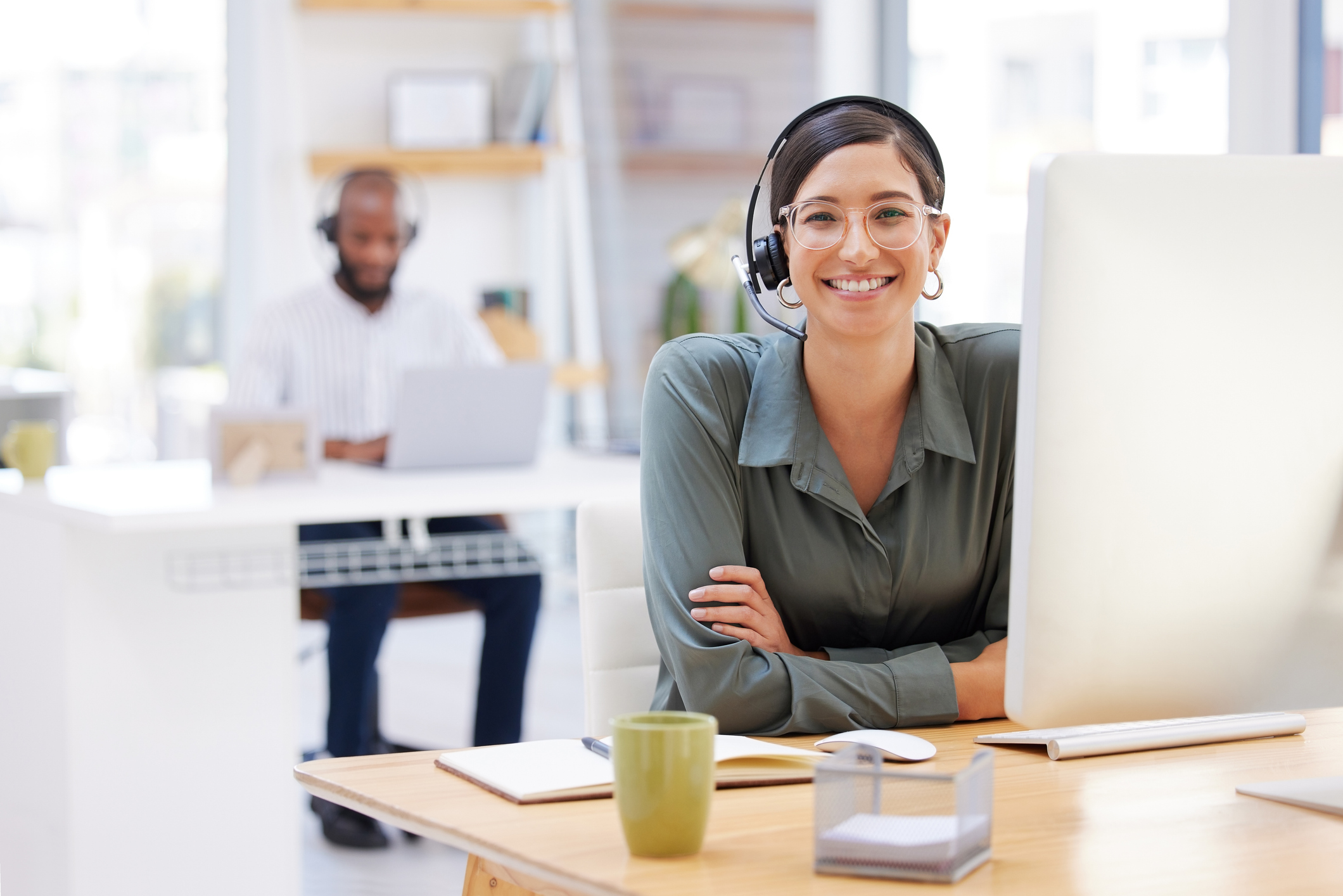 Frau mit Headset am PC