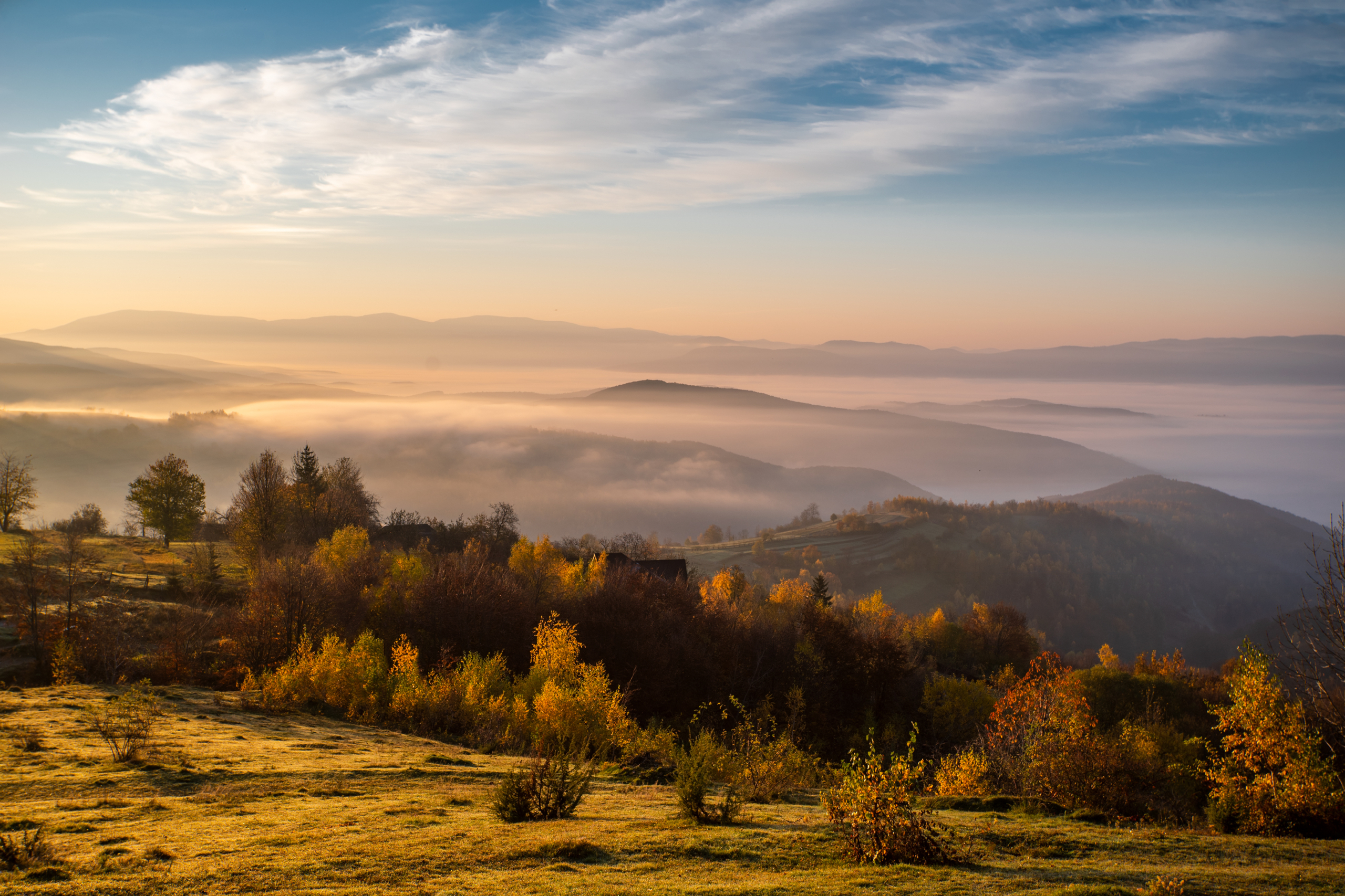 Aussicht auf wolkenbehangene Berggipfel