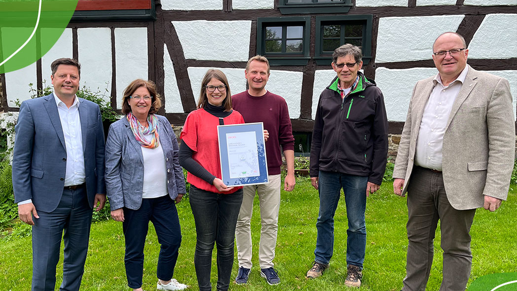 Gruppe von Menschen stehen vor einem Fachschafshaus