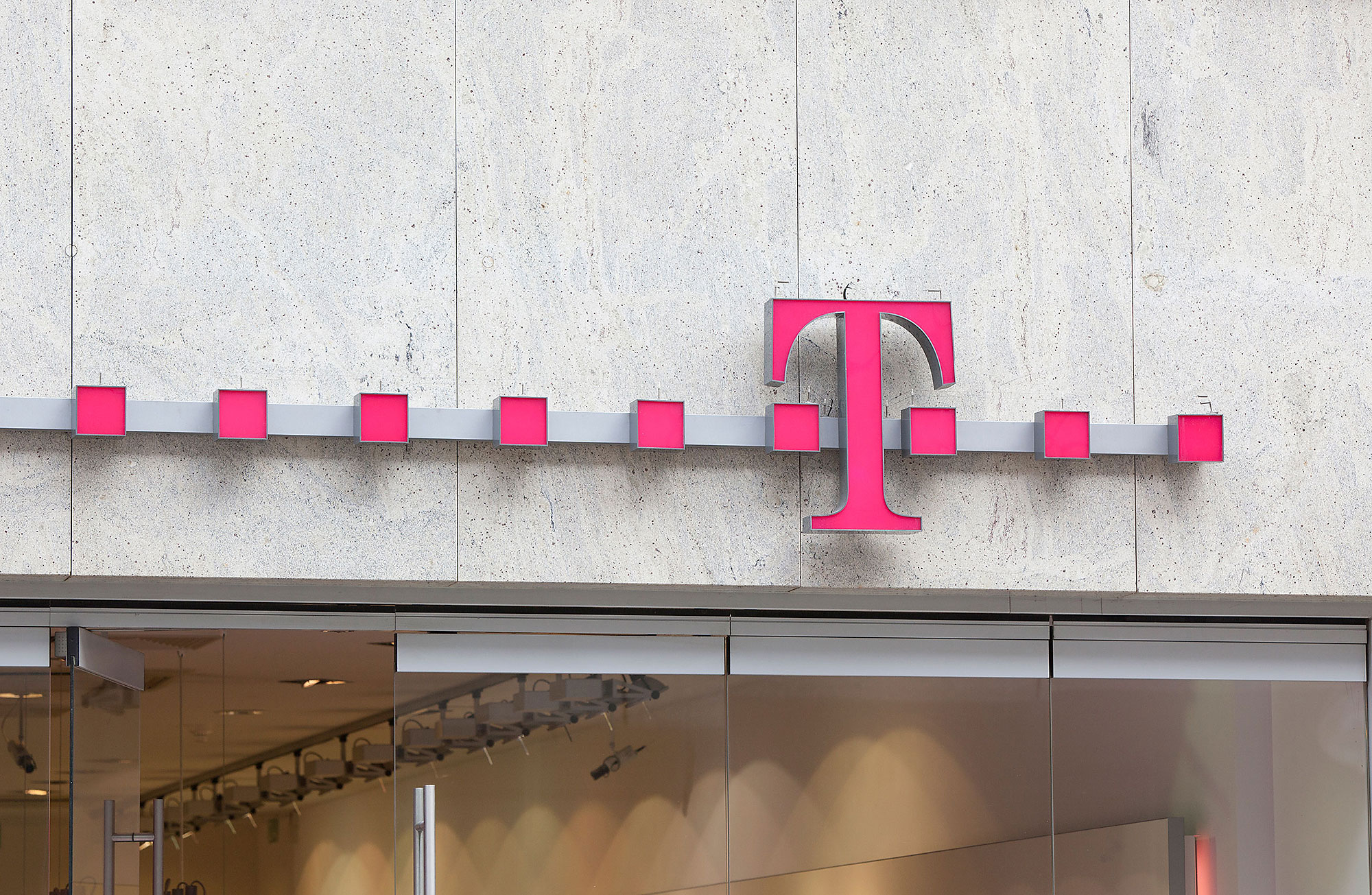 Logo der Telekom am Gebäude