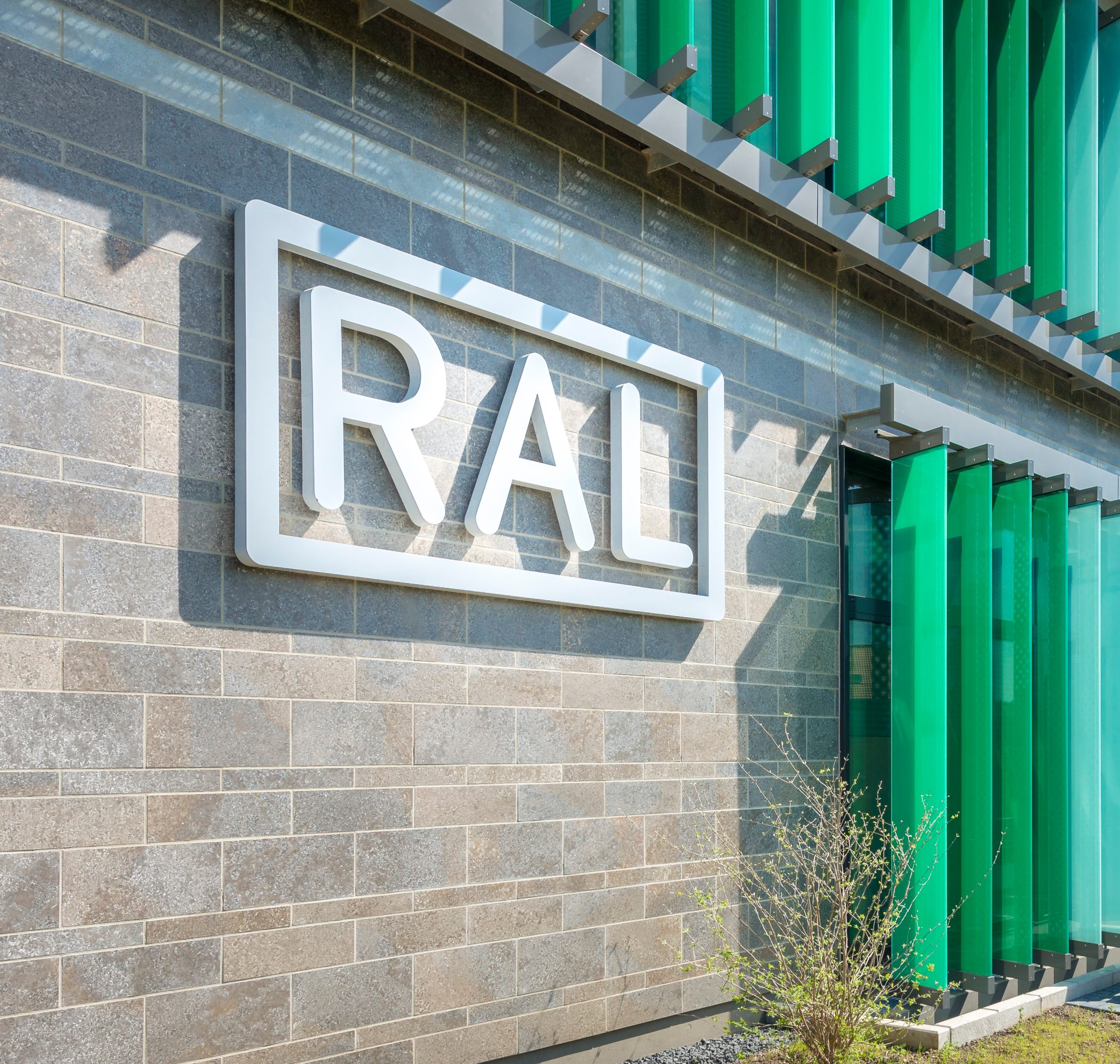 RAL Logo an der Fassade des RAL Gebäude in Bonn